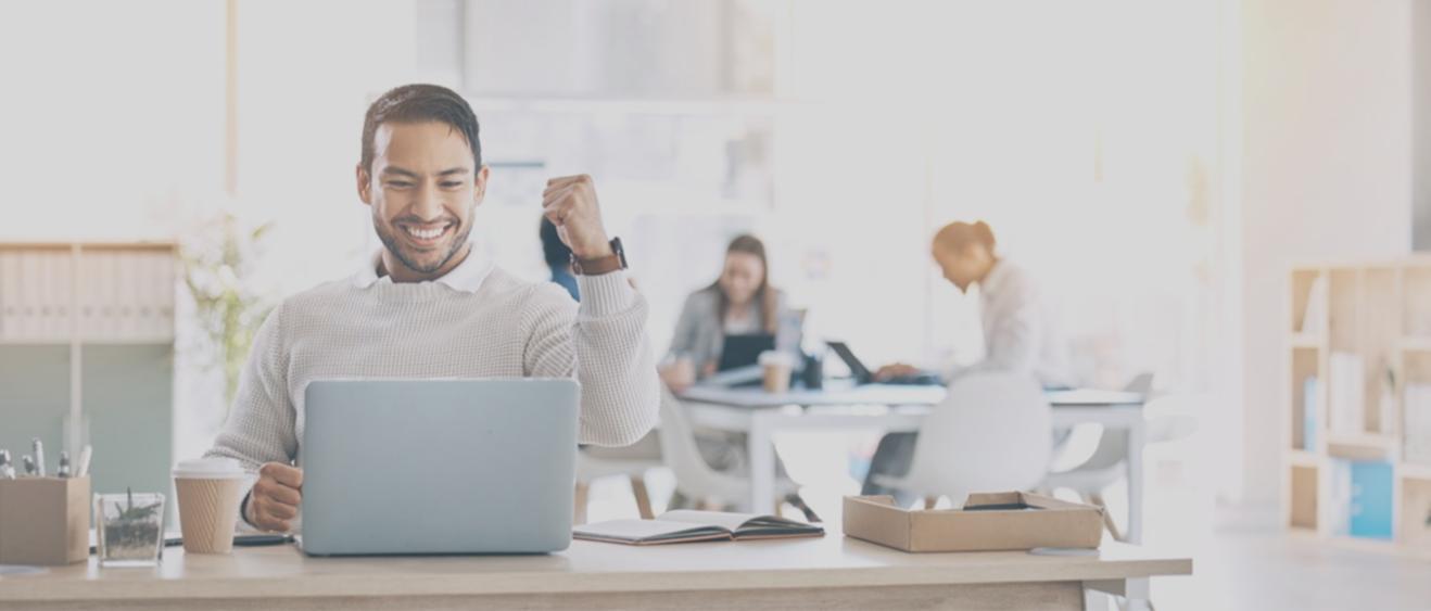 Étudiant suivant une session en ligne