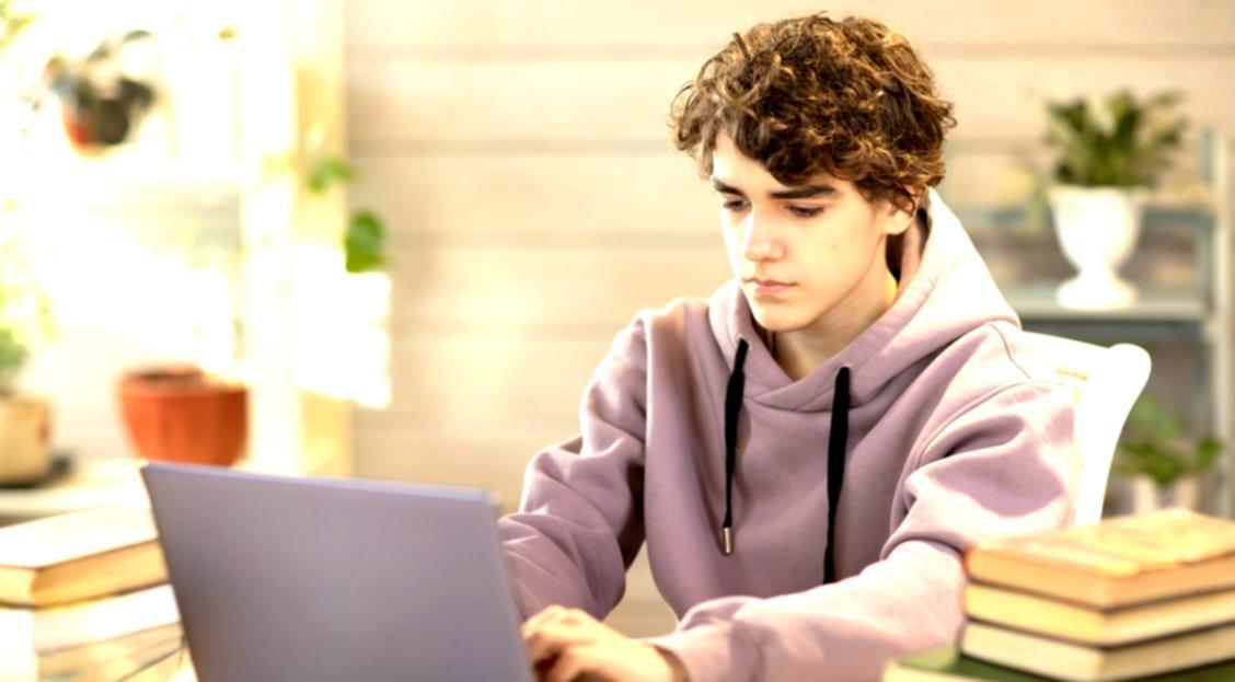 Participants engagés dans un exercice d'introspection collective